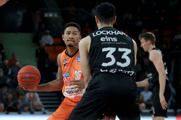 的防守和顽 的防守和顽